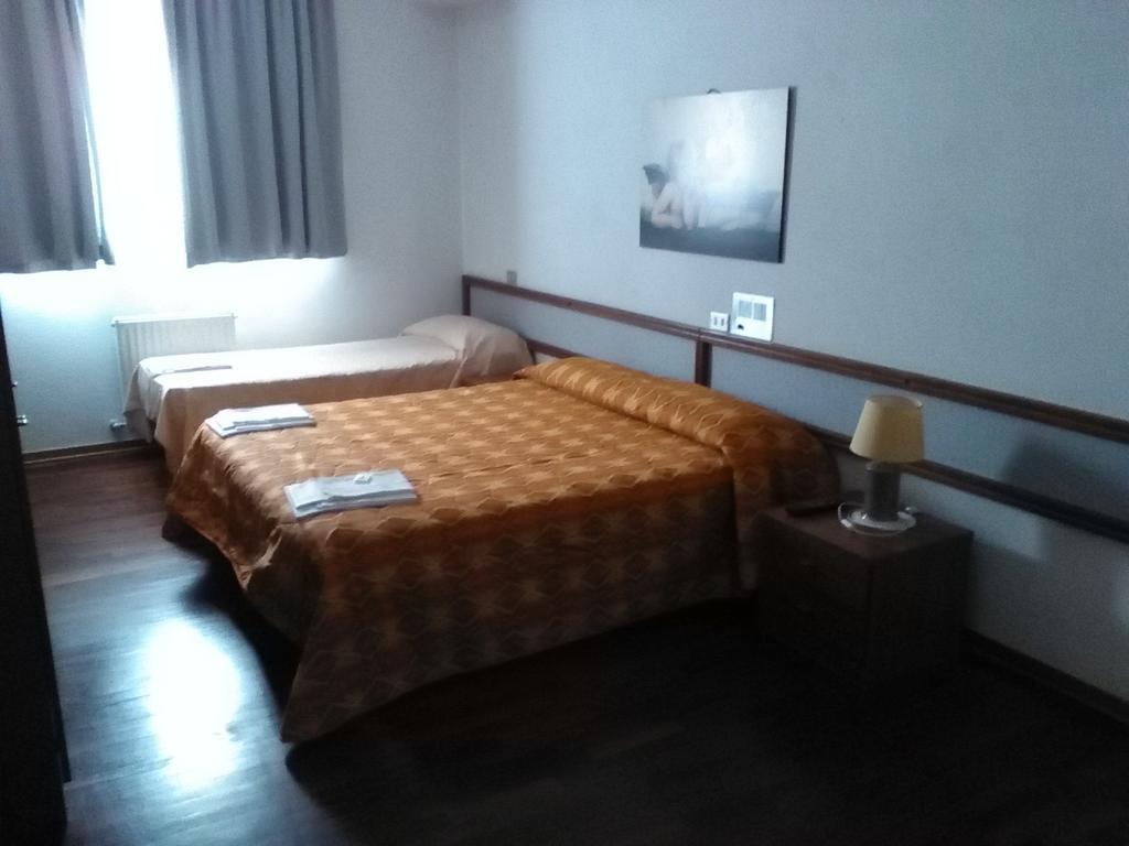 Hotel Cristallo Assergi Quarto foto